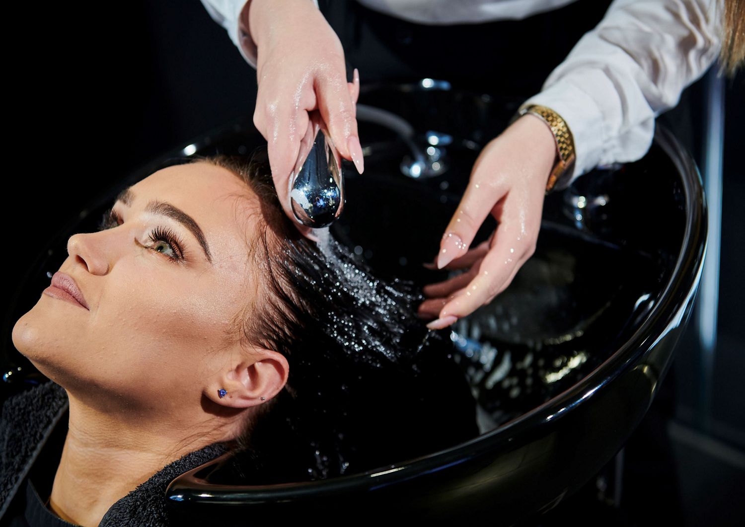 Une femme qui se fait laver les cheveux dans un salon de coiffure